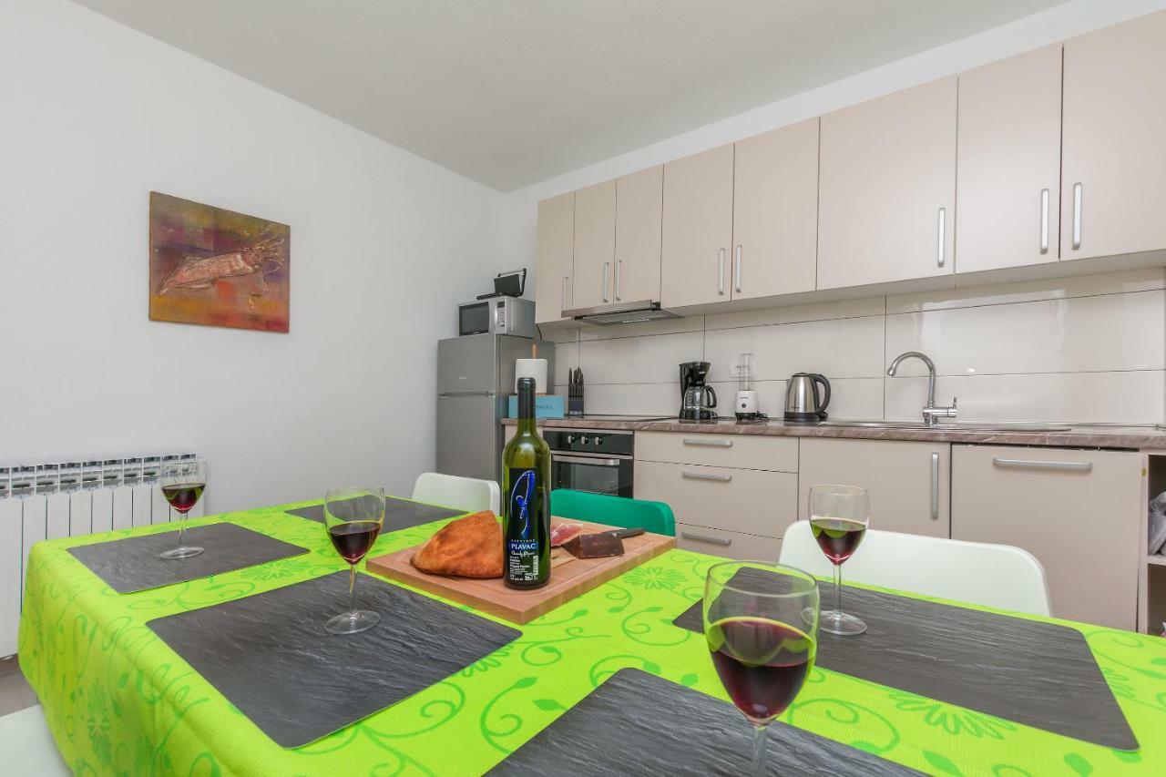Apartment Adrian Omiš Екстериор снимка